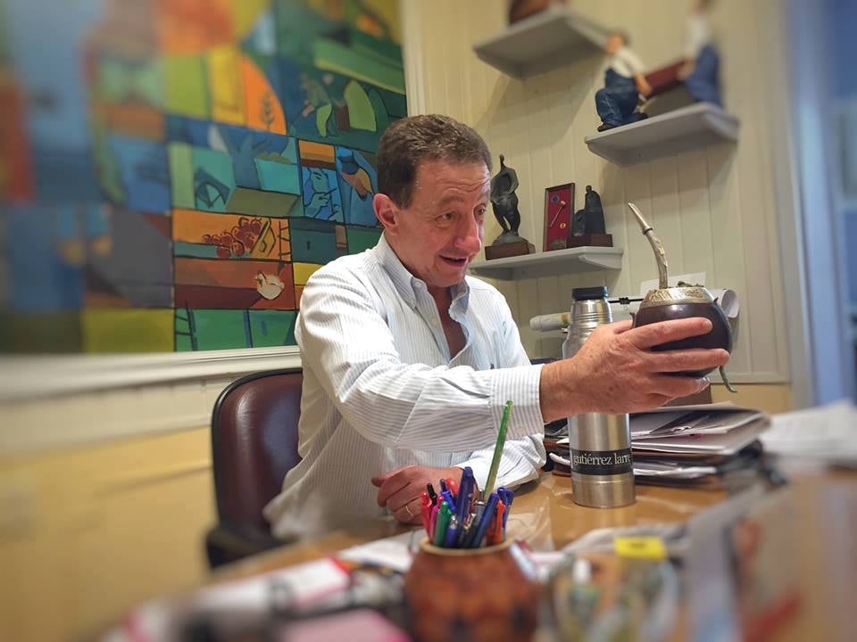 Imagen de un hombre entregando un mate cebado